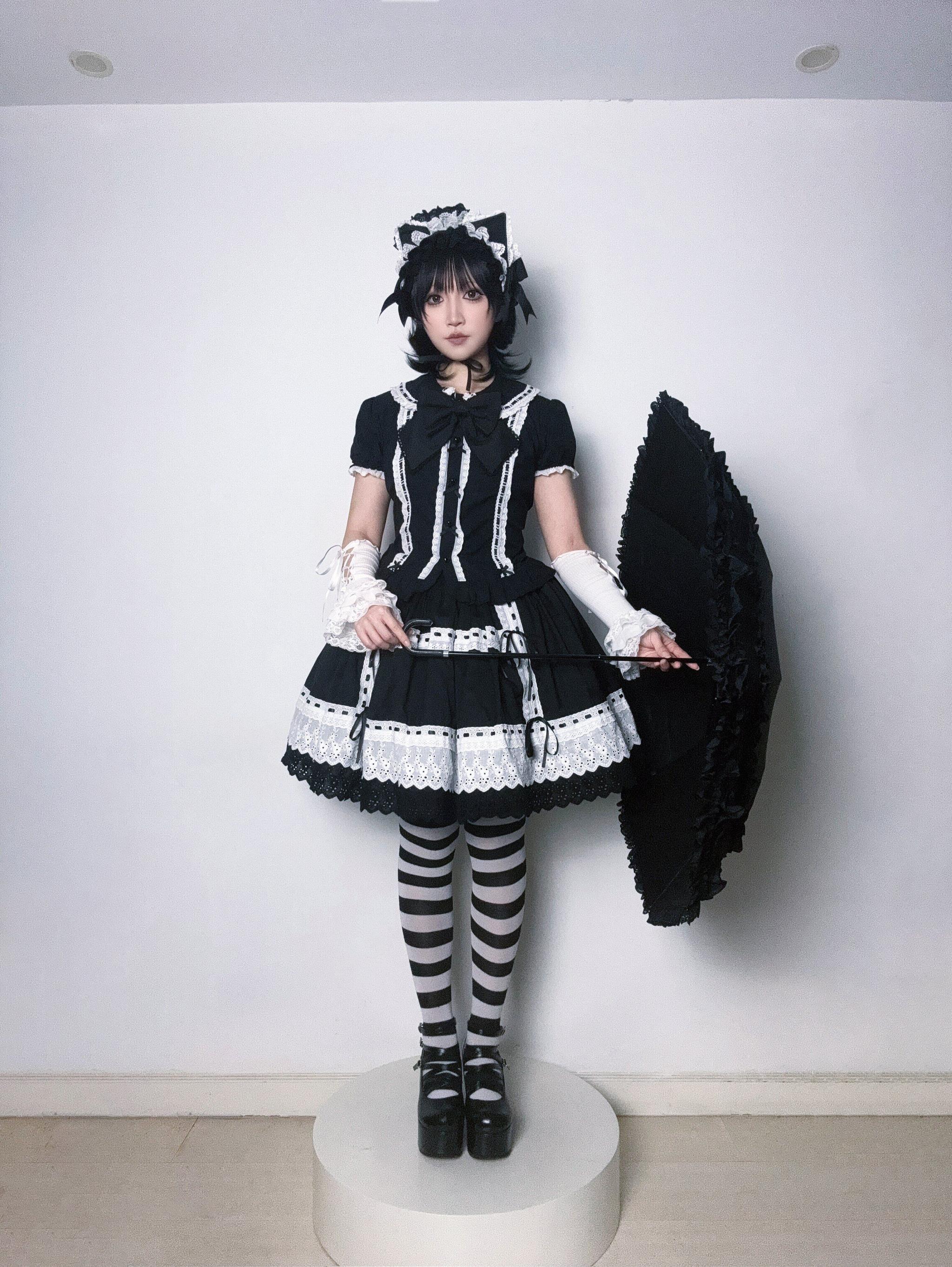 Raven and Lace Classic Lolita Foldable Ruffle Parasol - image 16